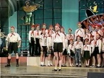 Михаил Галустян в роли солиста хора пионером, КВН 2000 2-я 1/4 финала