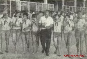 академик Г. Н. Флеров в окружении веселых «орлят»