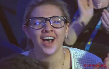 веселая девушка в очках