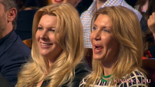 две накачанные лицом блондинки