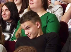 парень дрочит втихаря