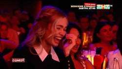 девушка с не красивой улыбкой