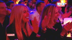 девушка с накаченными губами вид сбоку уточка смеется