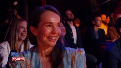 женщина с очень смешной улыбкой