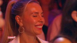 красивая улыбка у девушки